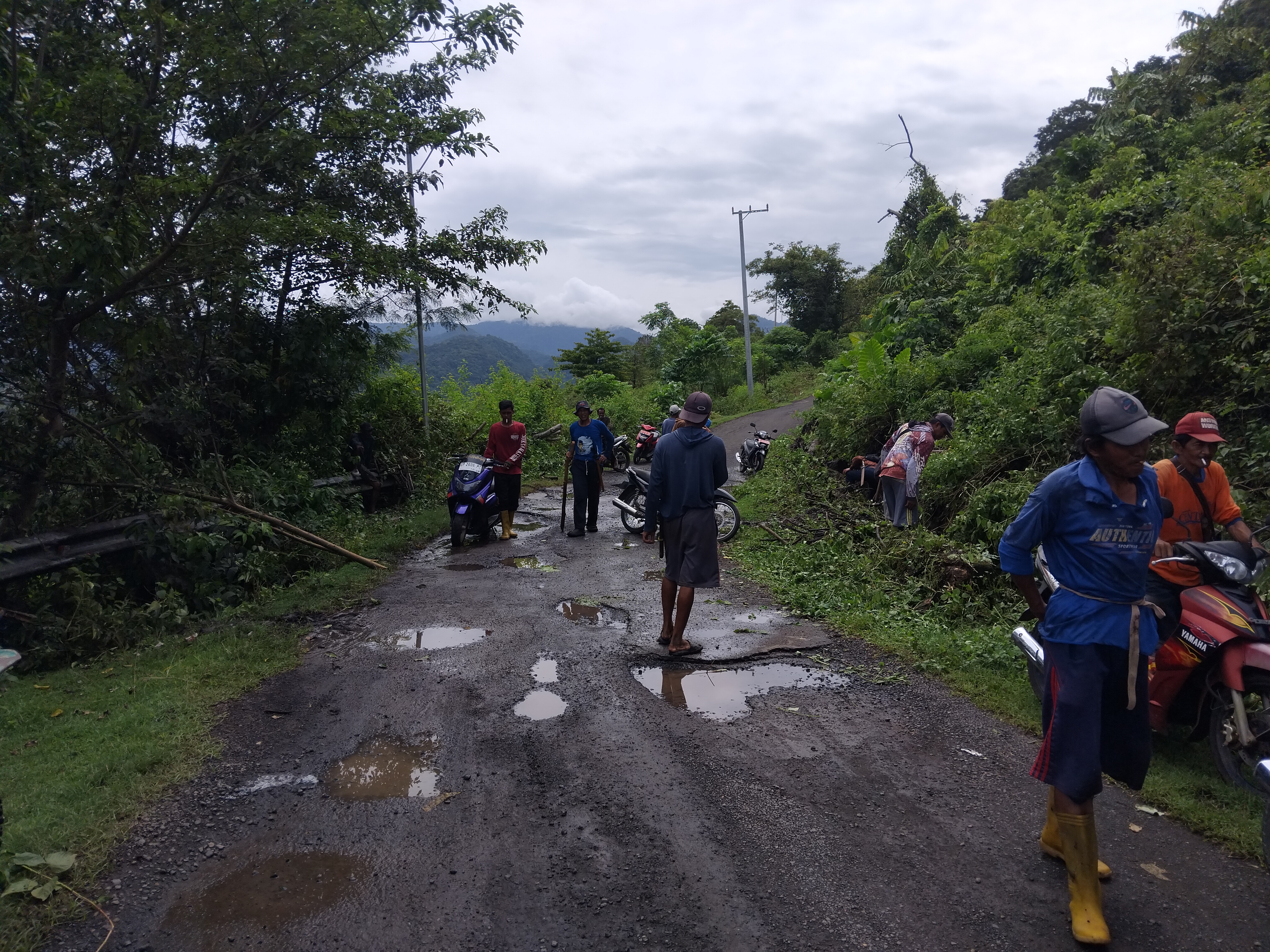 GOTONG ROYONG PEMBERSIHAN JALAN POROS PACCEKKE-KIRU-KIRU, SINERGI APARAT, BABINSA DAN MASYARAKAT